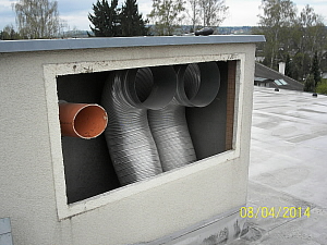 Chybné vyústění vzduchotechniky - kondenzát skapává zpět do střechy. Kamenice; 2014.